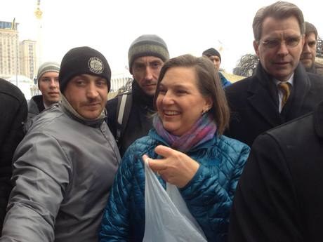 Помщник Госсекретаря США Виктория Нуланд раздает булочки на киевском Майдане